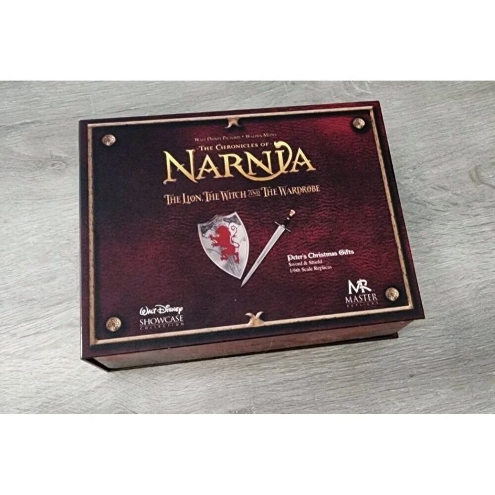 DISNEY SHOWCASE COLLECTIONS CHRONICLE OF NARNIA MASTER REPLICAS SWORD & SHIELD